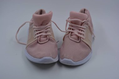 Her gün için olağan kadın bahar spor ayakkabıları. Yumuşak şeftali, pembe spor mokasenleri, sentetik ağdan yapılmış yumuşak spor ayakkabılar, kauçuk işlemeli kumaş ve beyaz tabanlı..