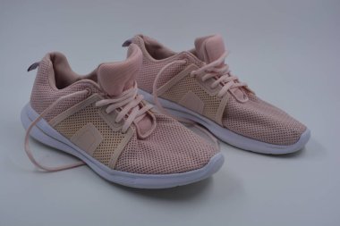 Her gün için olağan kadın bahar spor ayakkabıları. Yumuşak şeftali, pembe spor mokasenleri, sentetik ağdan yapılmış yumuşak spor ayakkabılar, kauçuk işlemeli kumaş ve beyaz tabanlı..