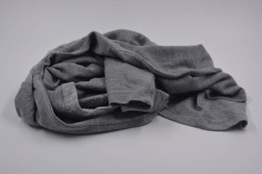 Alışılmadık gri ince yaz kumaşı. Sentetik, yumuşak kumaş beyaz plastik arka plana yerleştiriliyor..