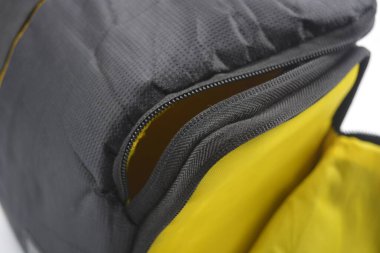 Çantalar, fermuarlı ürünler günlük yaşam için. Sarı astarlı, siyah fermuarlı ve cepli kırılgan ekipmanları saklamak ve taşımak için küçük siyah bir çanta beyaz arka planda yer almaktadır..