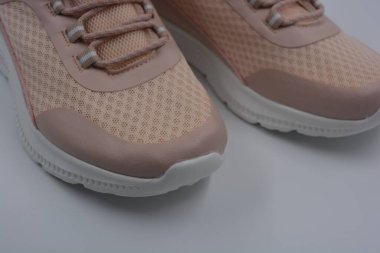 Her gün için yeni bir gündelik kadın bahar cırt cırt spor ayakkabısı. Yumuşak şeftali, pembe spor mokasenleri, sentetik ağ, kumaş, eko deri ve yüksek tabanlı yumuşak spor ayakkabıları..