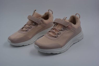 Her gün için yeni bir gündelik kadın bahar cırt cırt spor ayakkabısı. Yumuşak şeftali, pembe spor mokasenleri, sentetik ağ, kumaş, eko deri ve yüksek tabanlı yumuşak spor ayakkabıları..