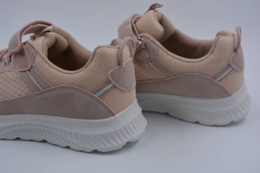 Her gün için yeni bir gündelik kadın bahar cırt cırt spor ayakkabısı. Yumuşak şeftali, pembe spor mokasenleri, sentetik ağ, kumaş, eko deri ve yüksek tabanlı yumuşak spor ayakkabıları..