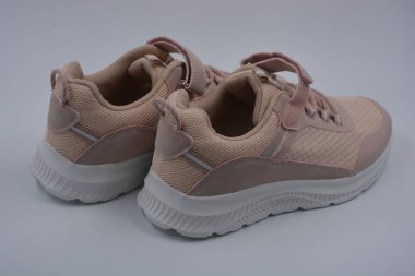 Her gün için yeni bir gündelik kadın bahar cırt cırt spor ayakkabısı. Yumuşak şeftali, pembe spor mokasenleri, sentetik ağ, kumaş, eko deri ve yüksek tabanlı yumuşak spor ayakkabıları..