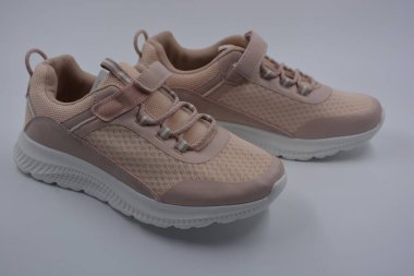 Her gün için yeni bir gündelik kadın bahar cırt cırt spor ayakkabısı. Yumuşak şeftali, pembe spor mokasenleri, sentetik ağ, kumaş, eko deri ve yüksek tabanlı yumuşak spor ayakkabıları..