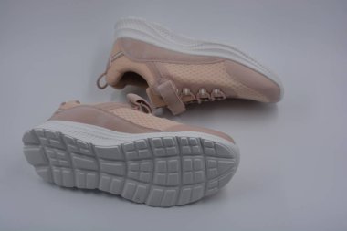 Her gün için yeni bir gündelik kadın bahar cırt cırt spor ayakkabısı. Yumuşak şeftali, pembe spor mokasenleri, sentetik ağ, kumaş, eko deri ve yüksek tabanlı yumuşak spor ayakkabıları..