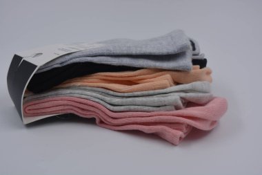 Güzel, renkli, bambu ve pamuktan yapılmış kadın çorapları beyaz plastik bir arka plana yerleştirilmiş..