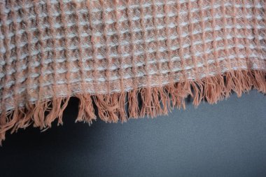 Yumuşak kumaşlar, eşyalar, siyah ve beyaz ağarmış pamuk peçeteler siyah plastik arka planda yer alır..