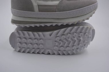 Eşyalar, gümüş kar taneleri ve gri deri ceketli kış kadın botları. Güzel beyaz kumaş yumuşak kama botlar beyaz plastik bir arka planda kurulur..