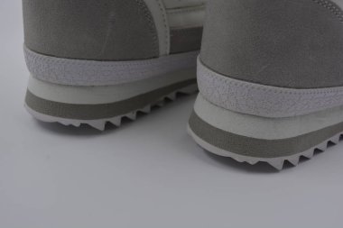 Eşyalar, gümüş kar taneleri ve gri deri ceketli kış kadın botları. Güzel beyaz kumaş yumuşak kama botlar beyaz plastik bir arka planda kurulur..