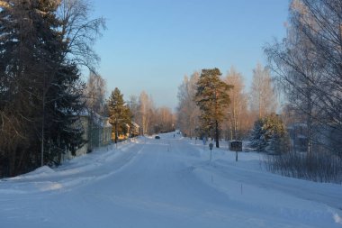 Gayrimenkul, evler, binalar, yapılar, altyapı, Varkaus, Finlandiya. Güzel kış sokakları, yollu sokaklar, arabalar, bisikletçiler, kaldırımlar, yeşil köknar ağaçları, huş ağaçları, ağaçlar, beyaz, tüylü karlarla kaplı.