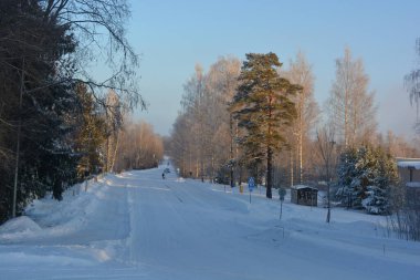 Gayrimenkul, evler, binalar, yapılar, altyapı, Varkaus, Finlandiya. Güzel kış sokakları, yollu sokaklar, arabalar, bisikletçiler, kaldırımlar, yeşil köknar ağaçları, huş ağaçları, ağaçlar, beyaz, tüylü karlarla kaplı.