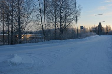 Gayrimenkul, evler, binalar, yapılar, altyapı, Varkaus, Finlandiya. Güzel kış sokakları, yollu sokaklar, arabalar, bisikletçiler, kaldırımlar, yeşil köknar ağaçları, huş ağaçları, ağaçlar, beyaz, tüylü karlarla kaplı.