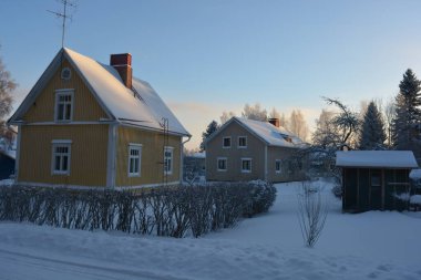 Gayrimenkul, evler, binalar, yapılar, altyapı, Varkaus, Finlandiya. Güzel kış sokakları, yollu sokaklar, arabalar, bisikletçiler, kaldırımlar, yeşil köknar ağaçları, huş ağaçları, ağaçlar, beyaz, tüylü karlarla kaplı.