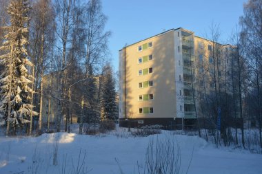 Gayrimenkul, evler, binalar, yapılar, altyapı, Varkaus, Finlandiya. Güzel kış sokakları, yollu sokaklar, arabalar, bisikletçiler, kaldırımlar, yeşil köknar ağaçları, huş ağaçları, ağaçlar, beyaz, tüylü karlarla kaplı.