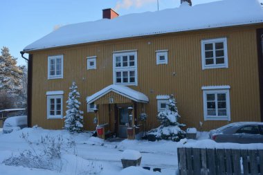 Gayrimenkul, evler, binalar, yapılar, altyapı, Varkaus, Finlandiya. Güzel kış sokakları, yollu sokaklar, arabalar, bisikletçiler, kaldırımlar, yeşil köknar ağaçları, huş ağaçları, ağaçlar, beyaz, tüylü karlarla kaplı.