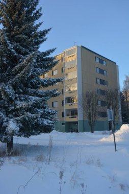 Gayrimenkul, evler, binalar, yapılar, altyapı, Varkaus, Finlandiya. Güzel kış sokakları, yollu sokaklar, arabalar, bisikletçiler, kaldırımlar, yeşil köknar ağaçları, huş ağaçları, ağaçlar, beyaz, tüylü karlarla kaplı.