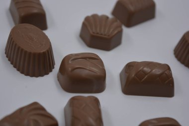 Yiyecek, çok lezzetli süt şekerlemeleri beyaz plastiğin üzerinde bulunur. Çikolatalar yapraklar, cevizler, madalyonlar şeklinde yuvarlak ve kare şeklinde yapılır..