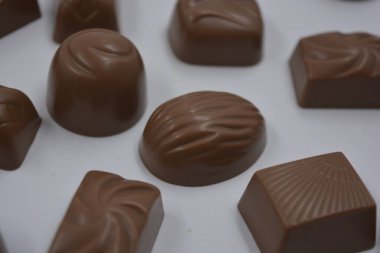 Yiyecek, çok lezzetli süt şekerlemeleri beyaz plastiğin üzerinde bulunur. Çikolatalar yapraklar, cevizler, madalyonlar şeklinde yuvarlak ve kare şeklinde yapılır..