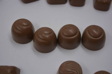 Yiyecek, çok lezzetli süt şekerlemeleri beyaz plastiğin üzerinde bulunur. Çikolatalar yapraklar, cevizler, madalyonlar şeklinde yuvarlak ve kare şeklinde yapılır..