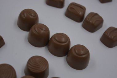 Yiyecek, çok lezzetli süt şekerlemeleri beyaz plastiğin üzerinde bulunur. Çikolatalar yapraklar, cevizler, madalyonlar şeklinde yuvarlak ve kare şeklinde yapılır..