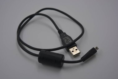 Bilgisayar, bilgiyi bağlamak ve iletmek için kullanılan teknik şeyler. Siyah kauçuk, plastik kablo ve mikro kablo beyaz plastik arka planda yer almaktadır..