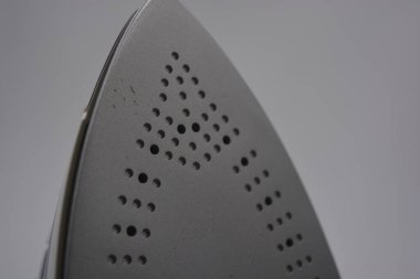 Bilgisayar, teknik şeyler, günlük hayatta kullanılan cihazlar. Püskürtücü ile gri beyaz plastik demir, metal taban beyaz plastik arka planda yer almaktadır.