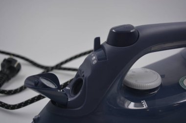 Bilgisayar, teknik şeyler, günlük hayatta kullanılan cihazlar. Püskürtücü ile gri beyaz plastik demir, metal taban beyaz plastik arka planda yer almaktadır.