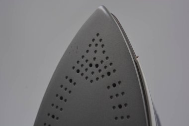 Bilgisayar, teknik şeyler, günlük hayatta kullanılan cihazlar. Püskürtücü ile gri beyaz plastik demir, metal taban beyaz plastik arka planda yer almaktadır.