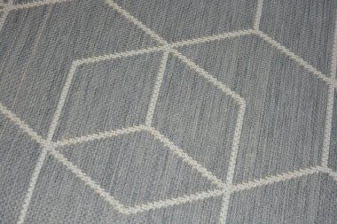 Malzemeler, halı, beyaz, bej desenli kalın gri ipliklerden yapılmış halılar..