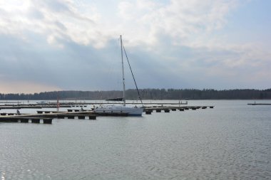 Bahar havası, büyük körfez, göl, temiz suyla körfez. Şık ahşap iskeleleri ve tekne parkı olan güzel bir sahil doğası. Sürat tekneleri, modern yelkenler ve beyaz yatlar Finlandiya 'nın Espoo limanına demirlemiştir..