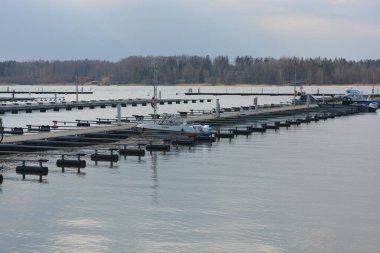 Bahar havası, büyük körfez, göl, temiz suyla körfez. Şık ahşap iskeleleri ve tekne parkı olan güzel bir sahil doğası. Sürat tekneleri, modern yelkenler ve beyaz yatlar Finlandiya 'nın Espoo limanına demirlemiştir..