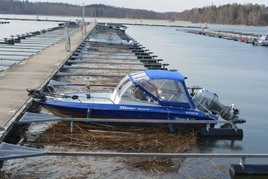 Bahar havası, büyük körfez, göl, temiz suyla körfez. Şık ahşap iskeleleri ve tekne parkı olan güzel bir sahil doğası. Sürat tekneleri, modern yelkenler ve beyaz yatlar Finlandiya 'nın Espoo limanına demirlemiştir..
