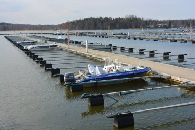 Bahar havası, büyük körfez, göl, temiz suyla körfez. Şık ahşap iskeleleri ve tekne parkı olan güzel bir sahil doğası. Sürat tekneleri, modern yelkenler ve beyaz yatlar Finlandiya 'nın Espoo limanına demirlemiştir..