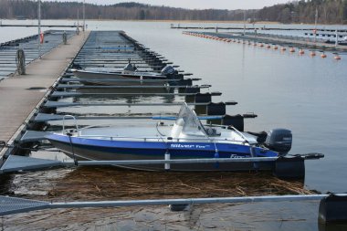 Bahar havası, büyük körfez, göl, temiz suyla körfez. Şık ahşap iskeleleri ve tekne parkı olan güzel bir sahil doğası. Sürat tekneleri, modern yelkenler ve beyaz yatlar Finlandiya 'nın Espoo limanına demirlemiştir..