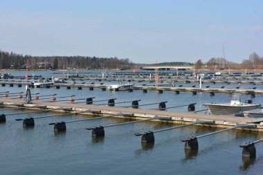 Bahar havası, büyük körfez, göl, temiz suyla körfez. Şık ahşap iskeleleri ve tekne parkı olan güzel bir sahil doğası. Sürat tekneleri, modern yelkenler ve beyaz yatlar Finlandiya 'nın Espoo limanına demirlemiştir..