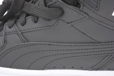 Malzemeler, siyah deriden yapılmış ürünler, deri deriler. Bitmiş ürünün üzerinde belirgin dikişler olan siyah iplikler, çizgiler, desenler, bir çift kadın ayakkabısındaki dokular..