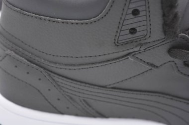 Malzemeler, siyah deriden yapılmış ürünler, deri deriler. Bitmiş ürünün üzerinde belirgin dikişler olan siyah iplikler, çizgiler, desenler, bir çift kadın ayakkabısındaki dokular..