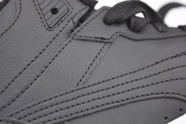 Malzemeler, siyah deriden yapılmış ürünler, deri deriler. Bitmiş ürünün üzerinde belirgin dikişler olan siyah iplikler, çizgiler, desenler, bir çift kadın ayakkabısındaki dokular..