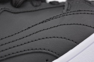 Malzemeler, siyah deriden yapılmış ürünler, deri deriler. Bitmiş ürünün üzerinde belirgin dikişler olan siyah iplikler, çizgiler, desenler, bir çift kadın ayakkabısındaki dokular..