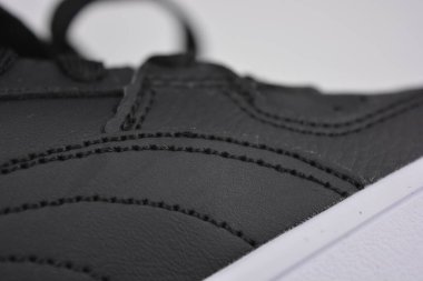 Malzemeler, siyah deriden yapılmış ürünler, deri deriler. Bitmiş ürünün üzerinde belirgin dikişler olan siyah iplikler, çizgiler, desenler, bir çift kadın ayakkabısındaki dokular..