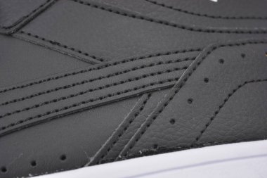 Malzemeler, siyah deriden yapılmış ürünler, deri deriler. Bitmiş ürünün üzerinde belirgin dikişler olan siyah iplikler, çizgiler, desenler, bir çift kadın ayakkabısındaki dokular..