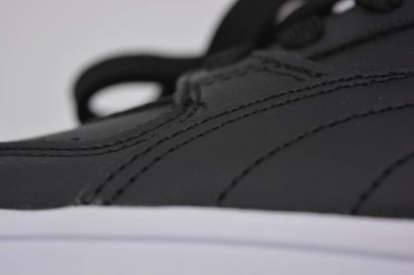 Malzemeler, siyah deriden yapılmış ürünler, deri deriler. Bitmiş ürünün üzerinde belirgin dikişler olan siyah iplikler, çizgiler, desenler, bir çift kadın ayakkabısındaki dokular..