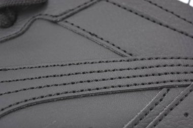 Malzemeler, siyah deriden yapılmış ürünler, deri deriler. Bitmiş ürünün üzerinde belirgin dikişler olan siyah iplikler, çizgiler, desenler, bir çift kadın ayakkabısındaki dokular..