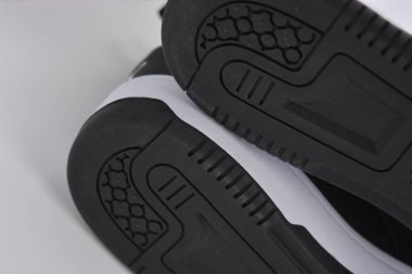 Eşyalar, deri giysiler, ayakkabılar, siyah botlar. Kendi yapısı ve dokusuna sahip kalın kauçuktan yapılmış beyaz ayakkabılı siyah taban. Ayakkabı, taban beyaz plastik arka planda yer almaktadır..