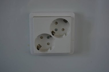 Mutfak gereçleri, gri mutfak tezgahı, beyaz dolaplar, beyaz Avrupa tıkaçlı gri elektrikli fırın olan tipik bir Finlandiya mutfağı..