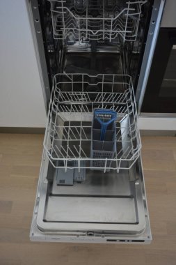 Ev aletleri, elektronik aletler, mutfak dolabına yerleştirilmiş elektrikli aletler. Finlandiya mutfağında güzel ve sıra dışı bulaşıkçı.