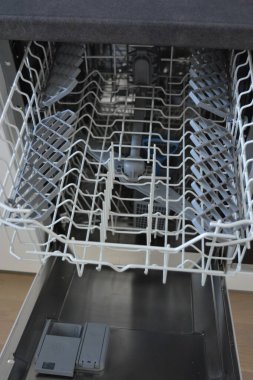 Ev aletleri, elektronik aletler, mutfak dolabına yerleştirilmiş elektrikli aletler. Finlandiya mutfağında güzel ve sıra dışı bulaşıkçı.