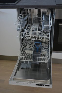 Ev aletleri, elektronik aletler, mutfak dolabına yerleştirilmiş elektrikli aletler. Finlandiya mutfağında güzel ve sıra dışı bulaşıkçı.