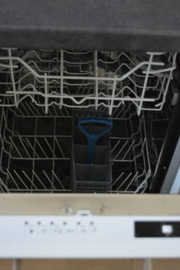 Ev aletleri, elektronik aletler, mutfak dolabına yerleştirilmiş elektrikli aletler. Finlandiya mutfağında güzel ve sıra dışı bulaşıkçı.